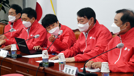 지난 11월29일 서울 여의도 국회에서 열린 국민의힘 중앙선거대책위원회 회의에서 이준석(가운데) 당 대표가 김병준(오른쪽 첫번째) 공동상임선거대책위원장에게 먼저 공개발언을 하기를 권유하고 있다.국회사진기자단·연합뉴스
